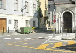 Attraversamento verso piazza della Rossa e nuovo divieto di marcia in via Gallo